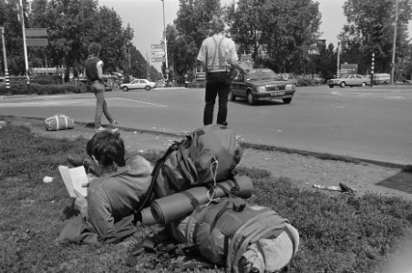 Vakantieuittocht begonnen vakantiegangers in Amsterdam bij een uitvalsweg naar , Bestanddeelnr 934-0270