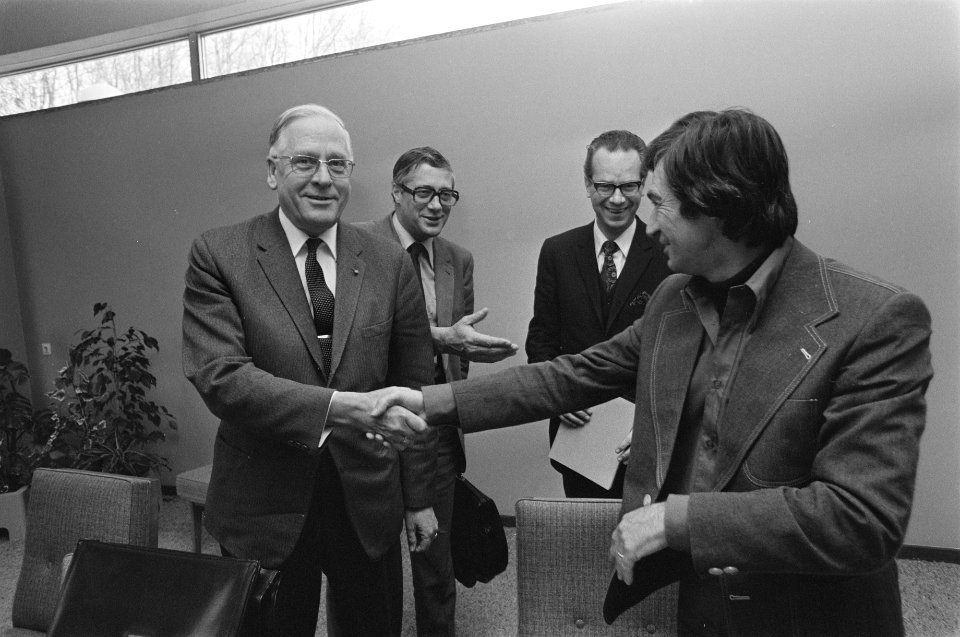 Vakbeweging en werkgevers brengen advies uit aan minister Boersma in SER-gebouw, Bestanddeelnr 928-3924