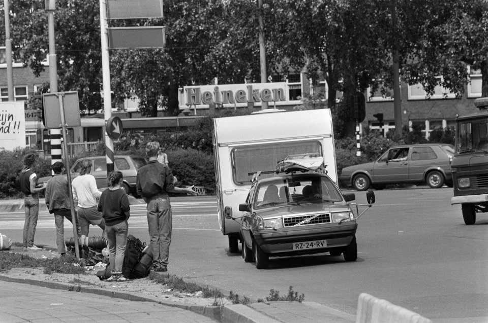 Vakantieuittocht begonnen vakantiegangers in Amsterdam bij een uitvalsweg naar , Bestanddeelnr 934-0271