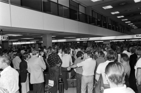 Vakantie-uittocht begonnen, grote drukte op Schiphol, Bestanddeelnr 928-6746