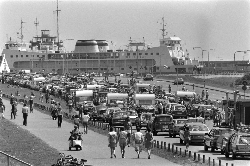 Vakantie-uittocht rij autos wachtend bij boot naar Texel, Bestanddeelnr 932-2486