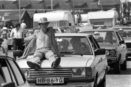 Vakantie-uittocht rij autos wachtend bij boot naar Texel mensen zittend op auto, Bestanddeelnr 932-2488