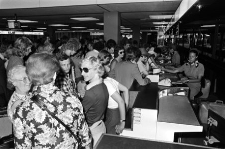 Vakantie-uittocht begonnen, grote drukte op Schiphol, Bestanddeelnr 928-6744