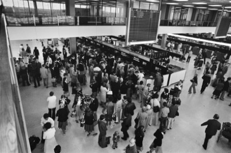 Vakantie-uittocht drukte op Schiphol, Bestanddeelnr 929-8185