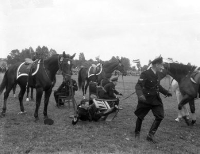 Vakantieweek Den Haag , politiefeest bereden politie stoelendans, Bestanddeelnr 906-6221
