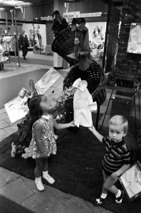 Vakbeurs Het Kind in Utrecht twee kinderen bekijken kledingstukken, Bestanddeelnr 923-8613