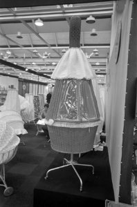 Vakbeurs Het Kind in Julianahal te Utrecht ruimte-wieg, Bestanddeelnr 922-2077