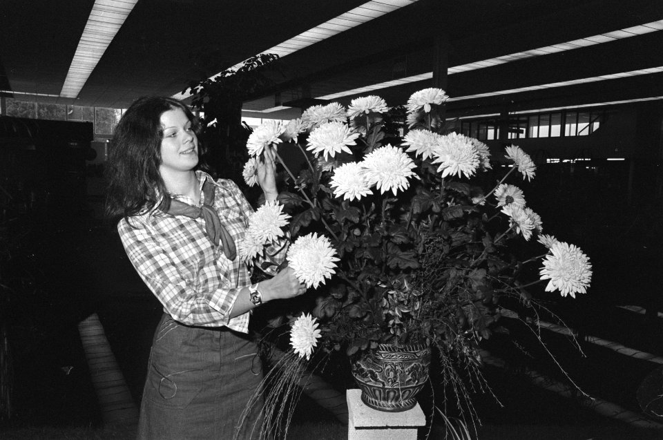 Vakbeurs bloembinderij in Jaarbeurs meisje met bos bloem, Bestanddeelnr 928-8059