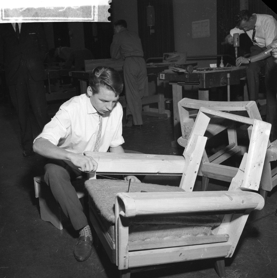 Vakwedstrijd meubelmakers. Jongen maakt stoel, Bestanddeelnr 913-0298