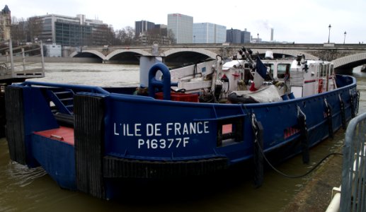 Vedette de la Police Fluviale - L'Ile de France à quai