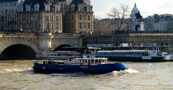 Vedette de la Police Fluviale à Paris