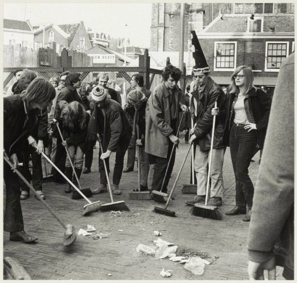 Veegactie van jongeren op de Grote Markt voor de Vishal. NL-HlmNHA 54011643