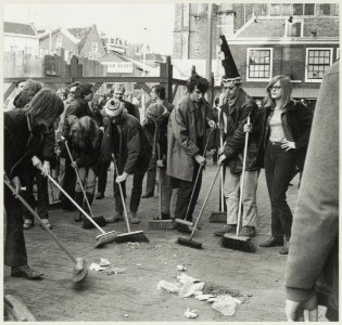 Veegactie van jongeren op de Grote Markt voor de Vishal. NL-HlmNHA 54011643