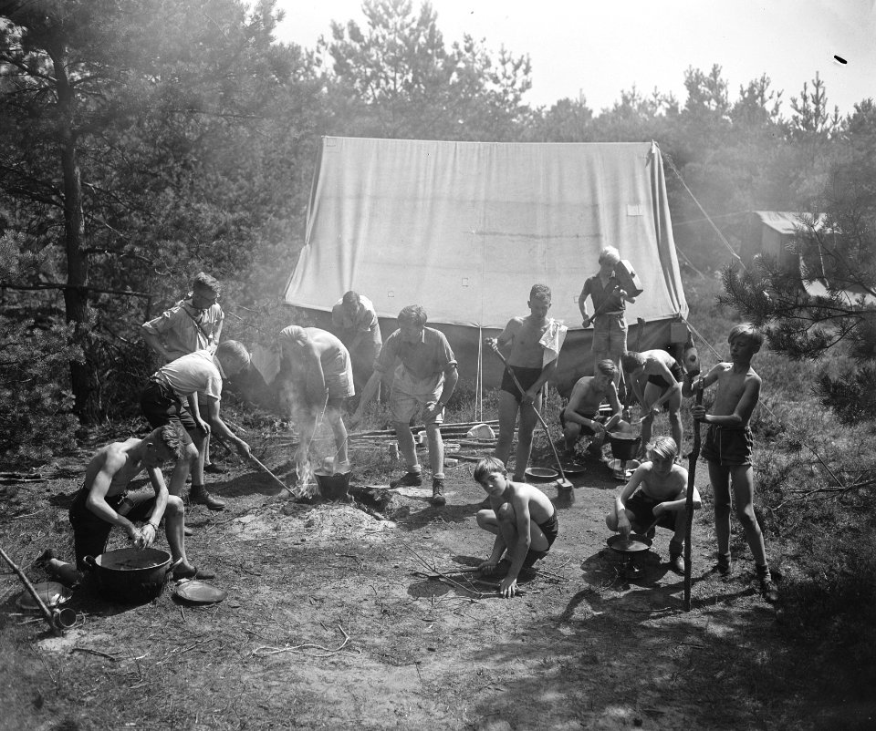 VCJC-kamp te Oirschot. Foto met tent op achtergrond, Bestanddeelnr 902-8808