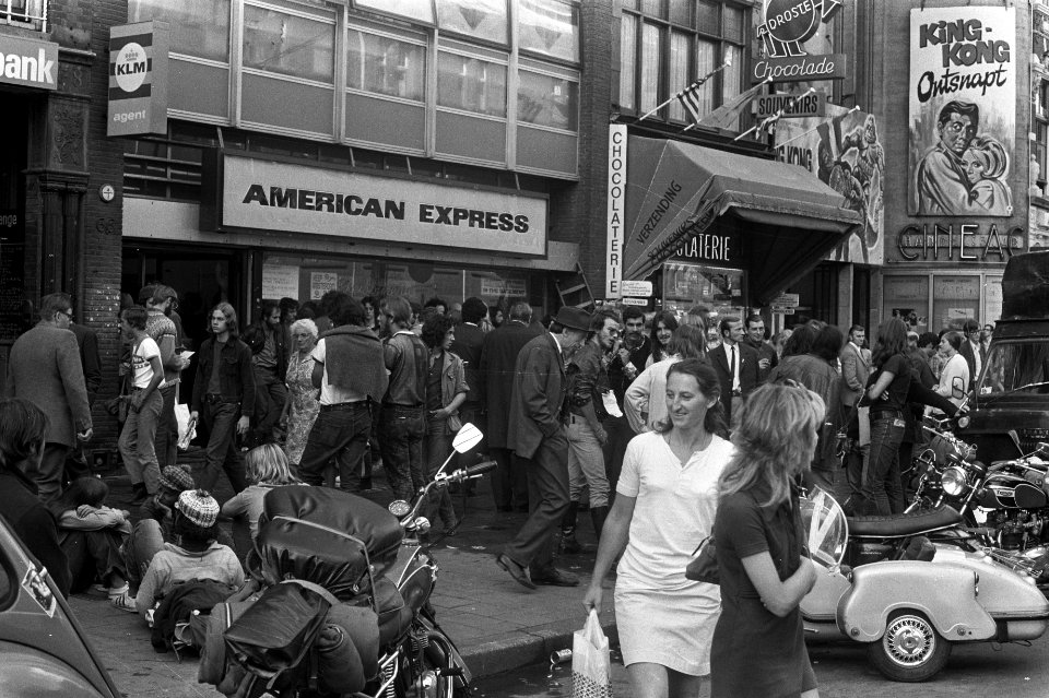 Veel Amerikanen bij American Express Damrak om geld en dergelijke in te wisselen, Bestanddeelnr 924-8209