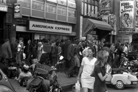 Veel Amerikanen bij American Express Damrak om geld en dergelijke in te wisselen, Bestanddeelnr 924-8209