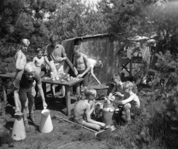 VCJC-kamp te Oirschot. Voor houden keuken en tafel, Bestanddeelnr 902-8806