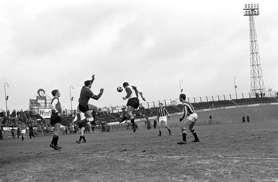 Velox tegen Feyenoord bekervoetbal, v.l.n.r. Kraay, Pieters Graafland , Kreijerm, Bestanddeelnr 916-0325