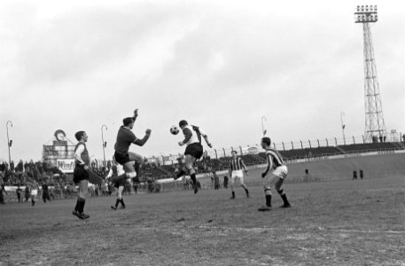 Velox tegen Feyenoord bekervoetbal, v.l.n.r. Kraay, Pieters Graafland , Kreijerm, Bestanddeelnr 916-0325