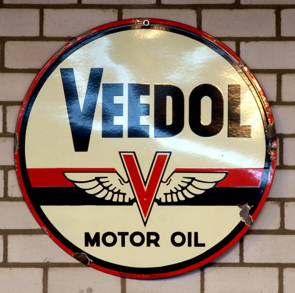 Veedol motor oil, Enamel advert sign at the den hartog ford museum pic-039