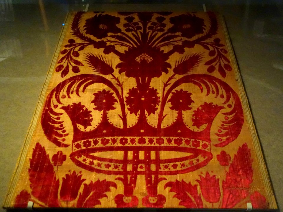 Velvet with gold ground, Italy, mid 17th century, cisele velvet in silk and gilt-silver - Royal Ontario Museum - DSC04380