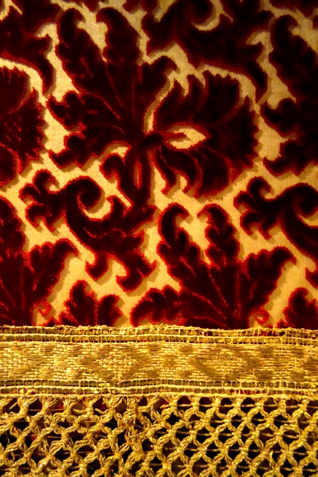 Velvet altar frontal, 17th century, Ligurian, view 2, from the Cathedral of San Lorenzo - Museo Diocesano (Genoa) - DSC01855