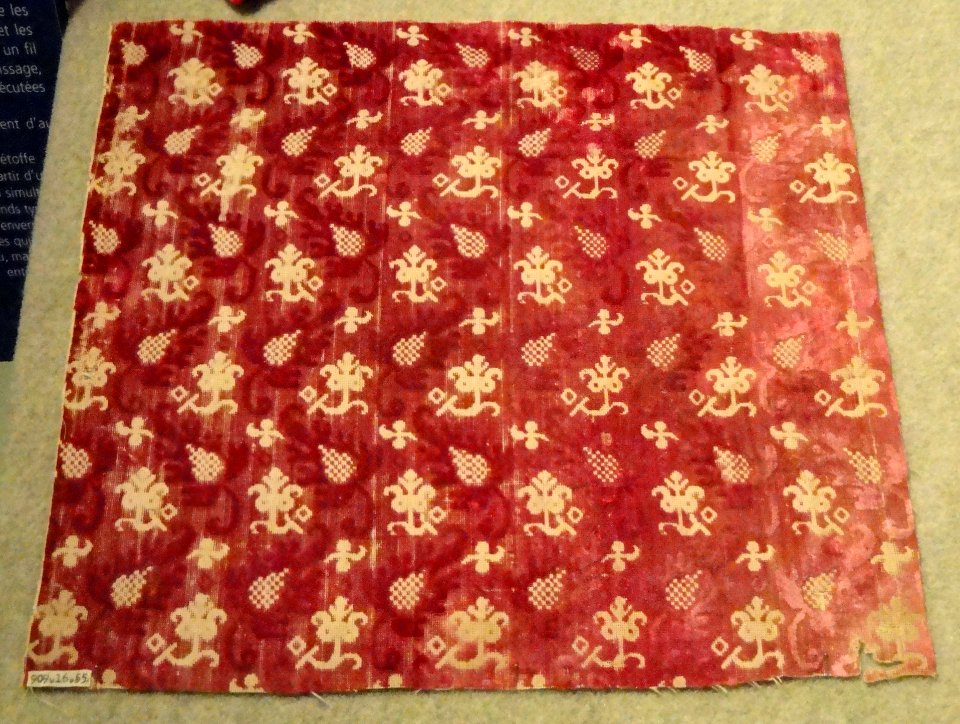 Velvet textile fragment, Italy, 1600-1625, silk - Patricia Harris Gallery of Textiles & Costume, Royal Ontario Museum - DSC09368