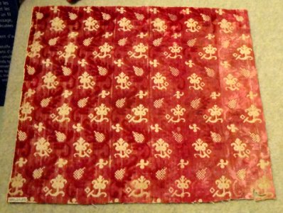 Velvet textile fragment, Italy, 1600-1625, silk - Patricia Harris Gallery of Textiles & Costume, Royal Ontario Museum - DSC09368