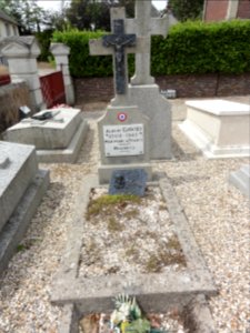 Veauville-lès-Baons (Seine-Mar.) cimetière tombe soldat français (01)