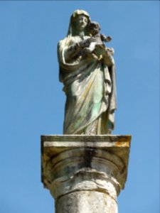 Veauville-lès-Quelles (Seine-Mar.) statue Vierge à l'Enfant au cimetière (01)