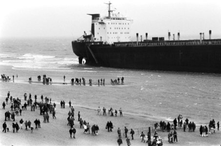 Veel bekijks voor het gestrande schip Rio Grande, Bestanddeelnr 933-5411