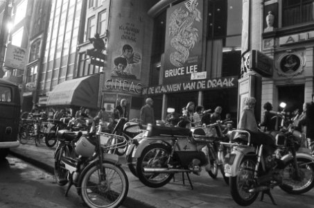Veel fietsen voor bioscoop Cineac Damrak te Amsterdam, Bestanddeelnr 926-8031