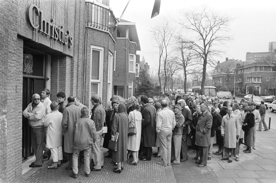 Veel bezoekers voor de ingang van veilinghuis Christie's in Amsterdam, Bestanddeelnr 933-6306
