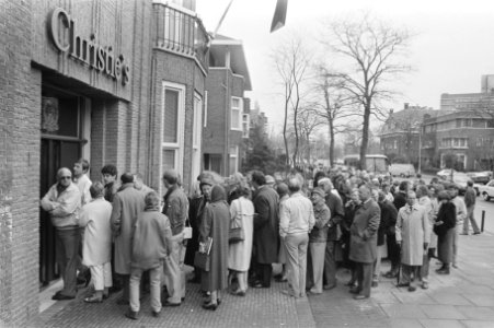 Veel bezoekers voor de ingang van veilinghuis Christie's in Amsterdam, Bestanddeelnr 933-6306