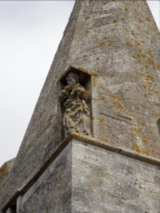 Veauville-lès-Baons (Seine-Mar.) église Sainte-Austreberthe, statue contre la flèche