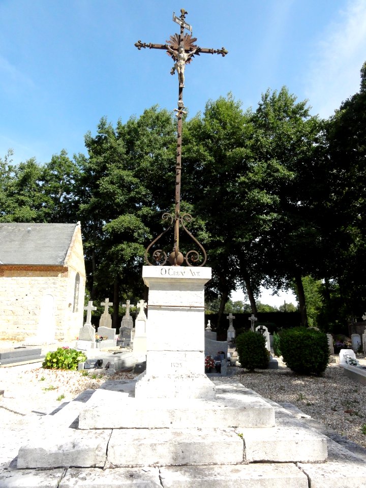 Veauville-lès-Quelles (Seine-Mar.) croix de cimetière