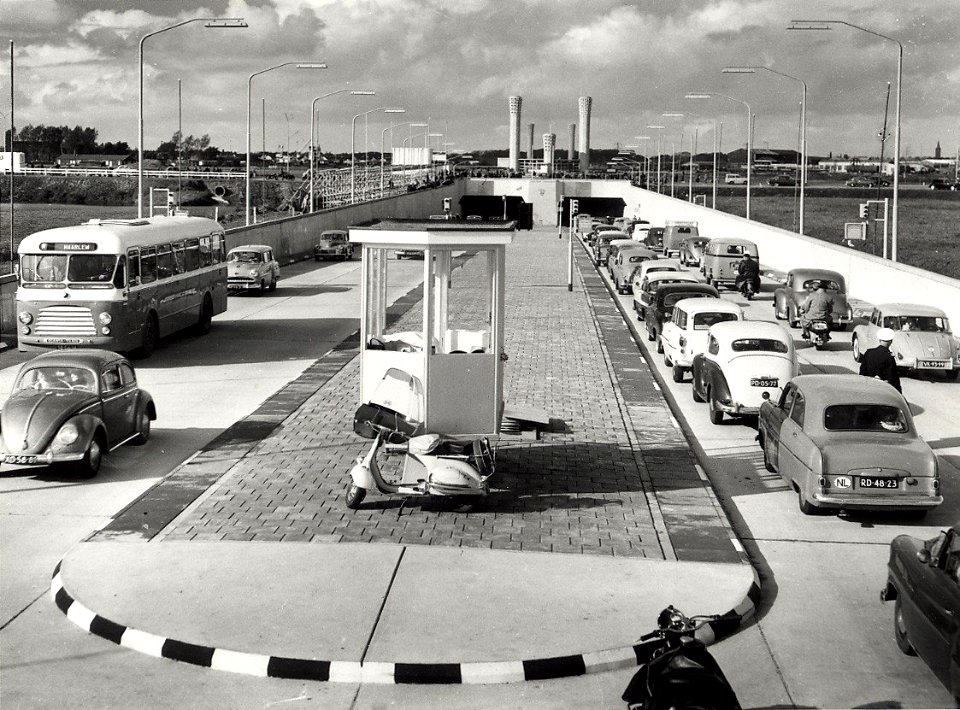 Velsertunnel, zuidzijde, ziende naar het noorden, de drukte vlak na de opening op 28 september 1957. Aangekocht in 1983 van fotograaf C. de Boer. - Gepubliceerd in het Haarlems Dagblad van 2, NL-HlmNHA 54013108