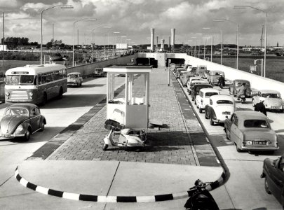 Velsertunnel, zuidzijde, ziende naar het noorden, de drukte vlak na de opening op 28 september 1957. Aangekocht in 1983 van fotograaf C. de Boer. - Gepubliceerd in het Haarlems Dagblad van 2, NL-HlmNHA 54013108