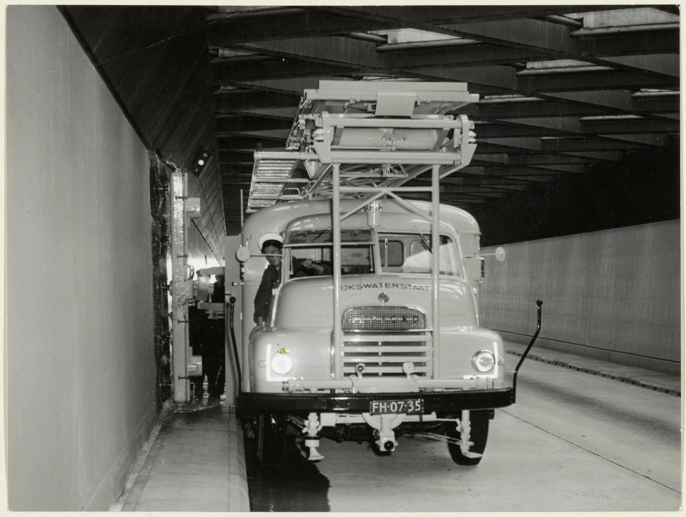 Velsertunnel een nieuw type schoonmaakauto is er voor in gebruik genomen. NL-HlmNHA 54004343