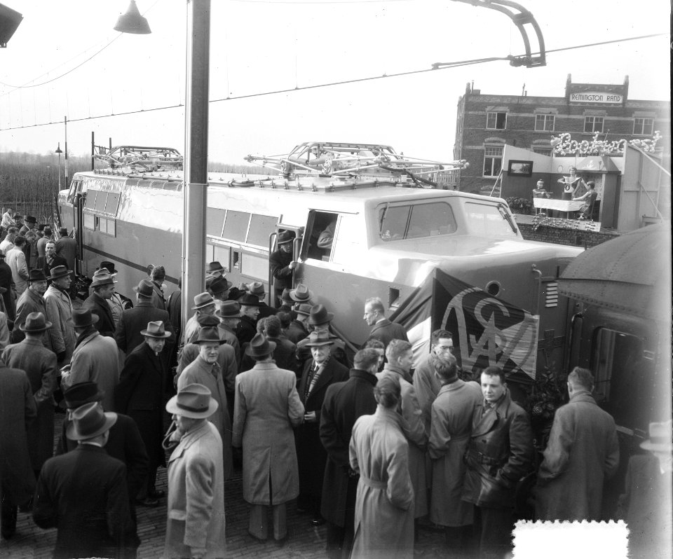 Veel bekijks voor de locomotief op station Driebergen-Zeist, Bestanddeelnr 904-8665