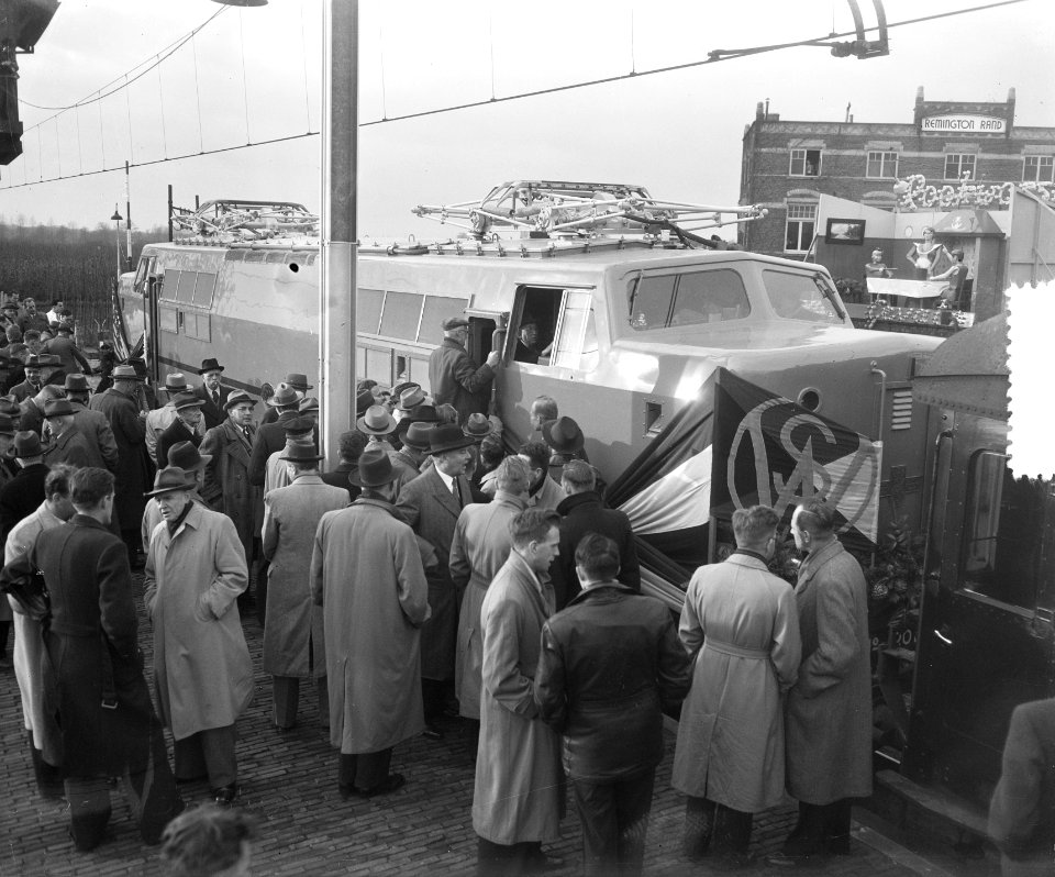 Veel bekijks voor de locomotief op station Driebergen-Zeist, Bestanddeelnr 904-8667