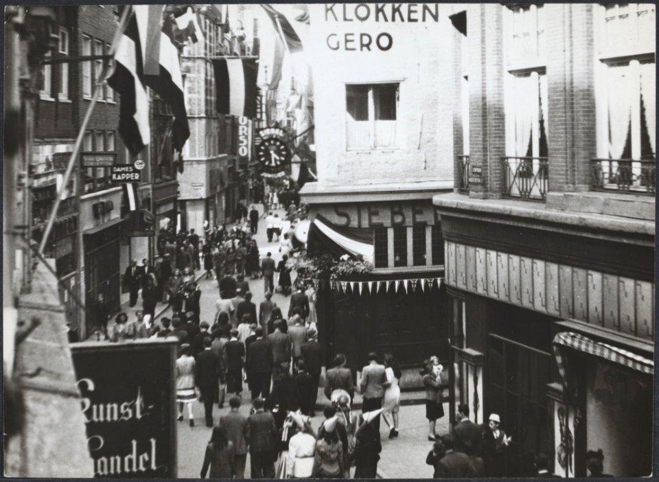 Veel mensen in de Amsterdamse Kalverstraat ter hoogte van het Spui, om 16.30 uur, Bestanddeelnr 512 013