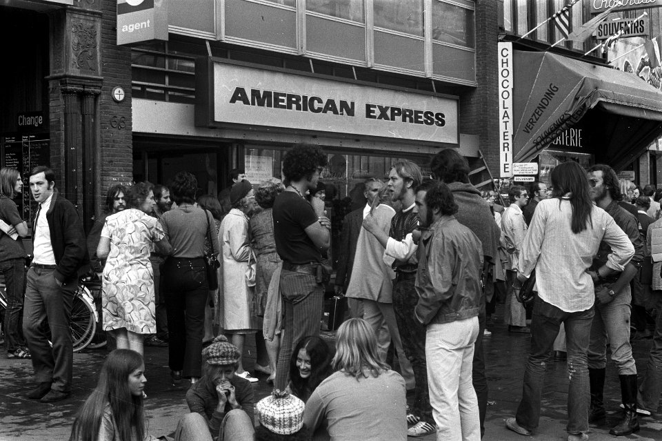 Veel Amerikanen bij American Express Damrak om geld en dergelijke in te wisselen, Bestanddeelnr 924-8211