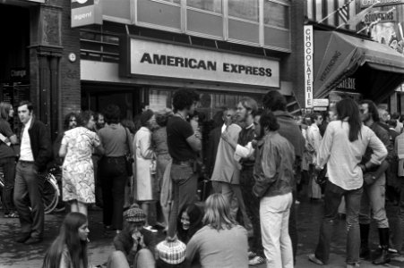 Veel Amerikanen bij American Express Damrak om geld en dergelijke in te wisselen, Bestanddeelnr 924-8211