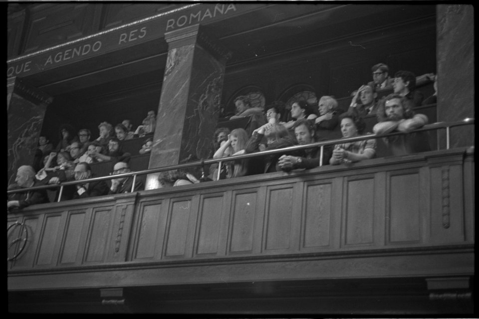 Veel mensen op publieke tribune tijdens bespreking van rellen in Afrikaanderwijk 1972