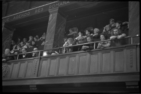 Veel mensen op publieke tribune tijdens bespreking van rellen in Afrikaanderwijk 1972