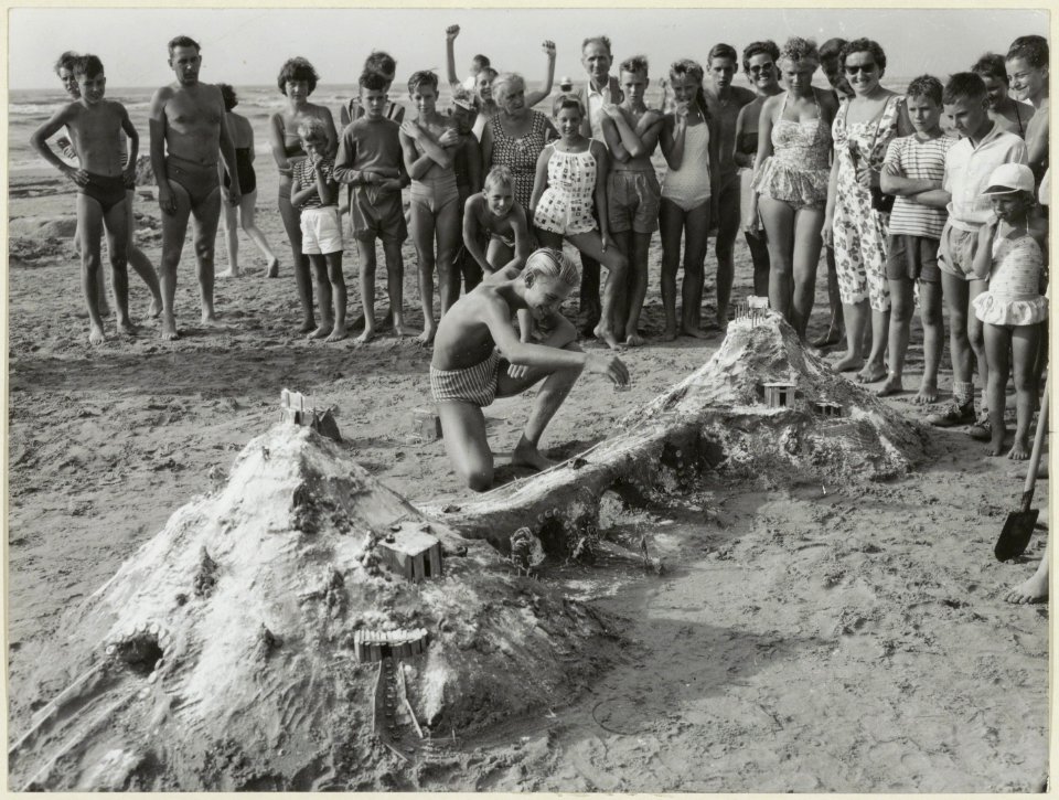 Veel belangstelling voor de zandbouwwedstrijd op het strand., NL-HlmNHA 54004634