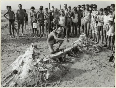 Veel belangstelling voor de zandbouwwedstrijd op het strand., NL-HlmNHA 54004634
