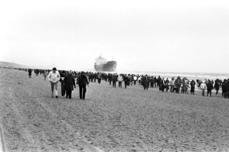 Veel bekijks voor het gestrande schip Rio Grande, Bestanddeelnr 933-5410