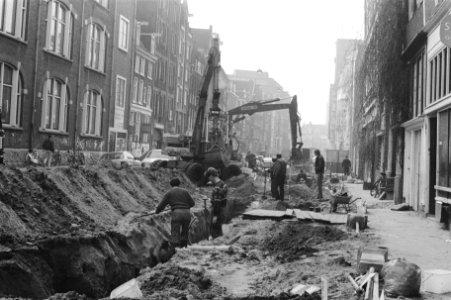 Veel opengebroken straten in Amsterdam centrum hier in de Spuistraat, Bestanddeelnr 933-2626